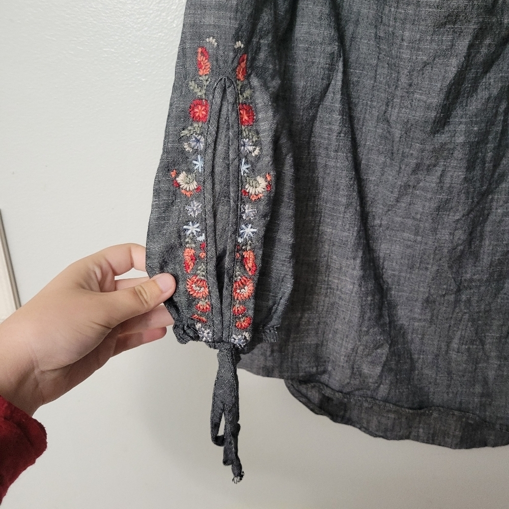 Knox Rose Embroidered Floral Gray And Red Multicolored Blouse | Small - Picture 4 of 8